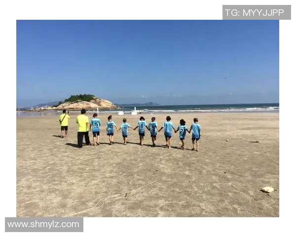 在沙滩上尽情模仿足球明星的精彩踢球瞬间